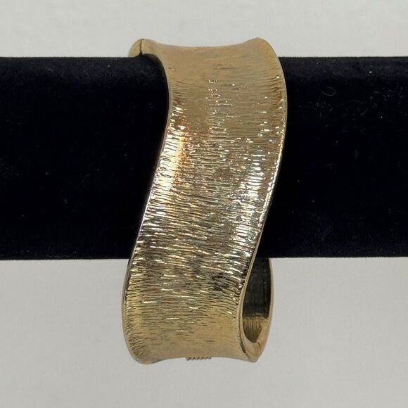 Vintage Gold Tone Textured Wavy 1” Hinged Bangle Bracelet - Picture 2 of 5